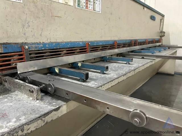 Industriële plaatschaar lvd hst 40/6, bouwjaar 1993. voorzien van een vermogen van 9,5 kw en een maximale capaciteit van 4050 x 6,35 mm. - afbeelding 3 van  6