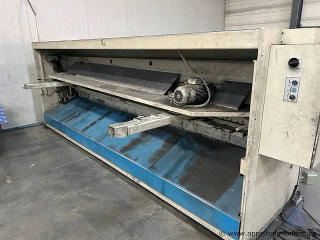Industriële plaatschaar lvd hst 40/6, bouwjaar 1993. voorzien van een vermogen van 9,5 kw en een maximale capaciteit van 4050 x 6,35 mm. - afbeelding 5 van  6