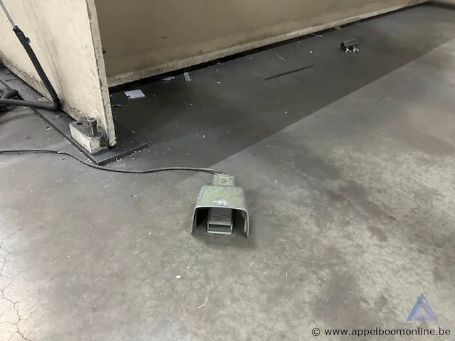 Industriële plaatschaar lvd hst 40/6, bouwjaar 1993. voorzien van een vermogen van 9,5 kw en een maximale capaciteit van 4050 x 6,35 mm. - afbeelding 6 van  6