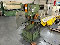 Industriële pons- en knipmachine met een maximale stanzkracht van 500 kn, inclusief voetpedaal.