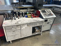 Industriële ponsmachine lvd delta 1500 met een vermogen van 36 kw en een maximale ponskracht van 200 kn. de machine werkt op 400 v en heeft bouwjaar 2001 - afbeelding 2 van  11