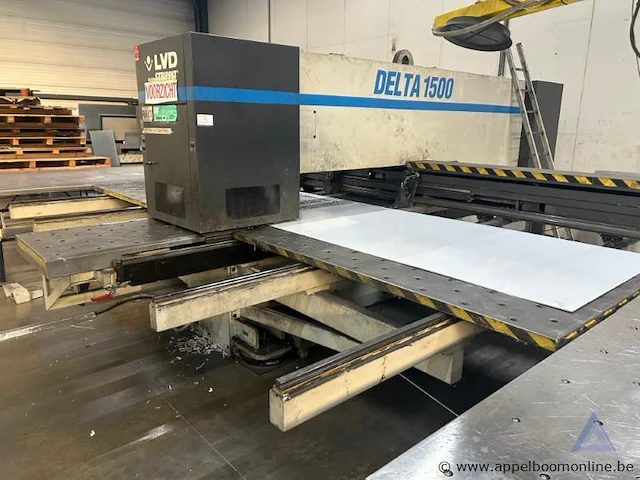 Industriële ponsmachine lvd delta 1500 met een vermogen van 36 kw en een maximale ponskracht van 200 kn. de machine werkt op 400 v en heeft bouwjaar 2001 - afbeelding 1 van  11