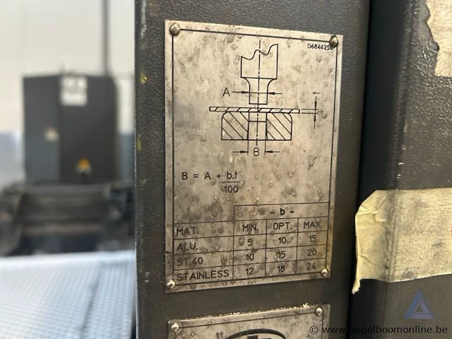 Industriële ponsmachine lvd delta 1500 met een vermogen van 36 kw en een maximale ponskracht van 200 kn. de machine werkt op 400 v en heeft bouwjaar 2001 - afbeelding 6 van  11