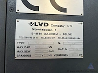 Industriële ponsmachine lvd delta 1500 met een vermogen van 36 kw en een maximale ponskracht van 200 kn. de machine werkt op 400 v en heeft bouwjaar 2001 - afbeelding 9 van  11