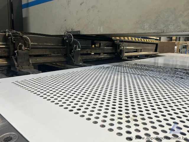 Industriële ponsmachine lvd delta 1500 met een vermogen van 36 kw en een maximale ponskracht van 200 kn. de machine werkt op 400 v en heeft bouwjaar 2001 - afbeelding 6 van  8