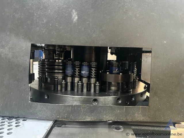 Industriële ponsmachine lvd delta 1500 met een vermogen van 36 kw en een maximale ponskracht van 200 kn. de machine werkt op 400 v en heeft bouwjaar 2001 - afbeelding 7 van  8