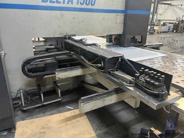 Industriële ponsmachine lvd delta 1500 met een vermogen van 36 kw en een maximale ponskracht van 200 kn. de machine werkt op 400 v en heeft bouwjaar 2001 - afbeelding 1 van  8