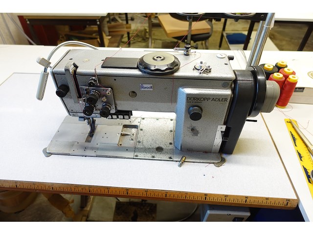 Industriële stiksteeknaaimachine dürkopp adler - afbeelding 2 van  5