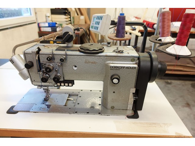 Industriële stiksteeknaaimachine dürkopp adler - afbeelding 2 van  4