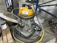 Industriële stofzuiger, vermogen 2,4 kw, netspanning 220 v. inclusief slang en mondstuk.