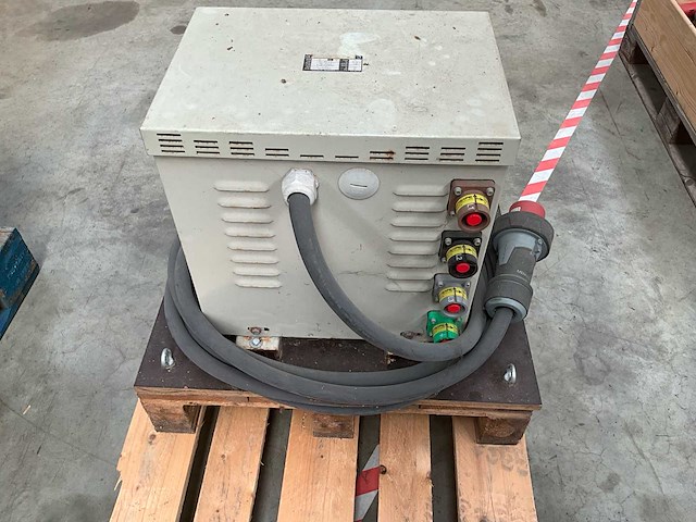 Industriële transformator / stroomverdeler - afbeelding 1 van  3