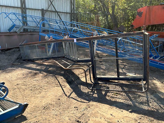 Industriële trap met 2x bordes - afbeelding 1 van  6
