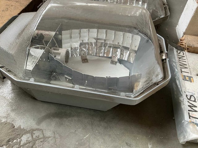 Industriële verlichtingsarmaturen (8x) - afbeelding 4 van  4