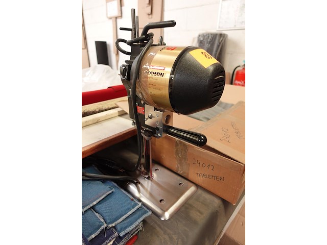 Industriële verticale textielsnijmachine maimin + lange afroltafel - afbeelding 2 van  9