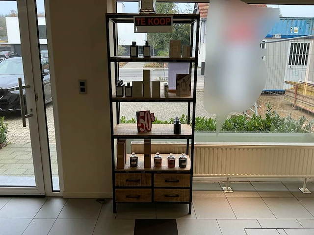 Industriële vitrinekast met houten legplanken en 4 lades – 193 x 80 cm - afbeelding 1 van  3