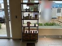Industriële vitrinekast met houten legplanken en 4 lades – 193 x 80 cm