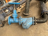 Industriële waterpomp met leidingwerk - afbeelding 3 van  11