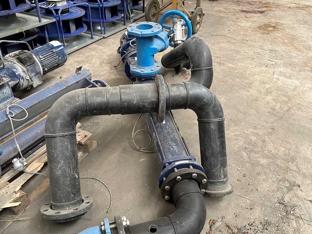 Industriële waterpomp met leidingwerk - afbeelding 4 van  11