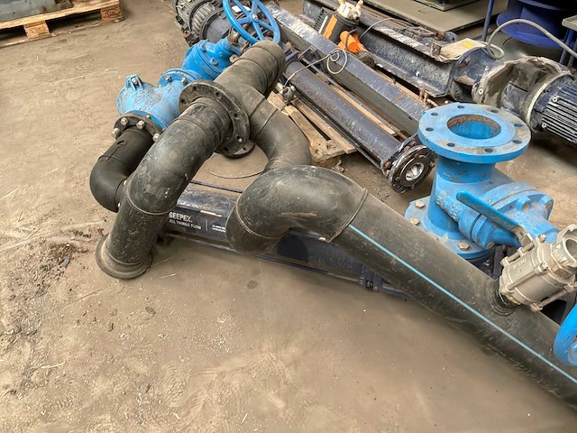 Industriële waterpomp met leidingwerk - afbeelding 5 van  11
