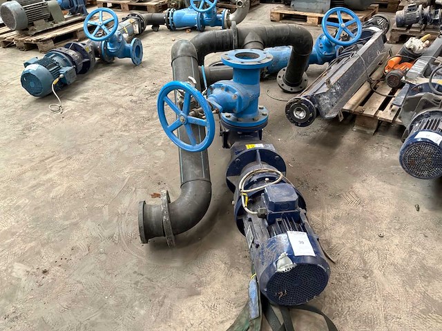 Industriële waterpomp met leidingwerk - afbeelding 1 van  11