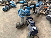 Industriële waterpomp met leidingwerk