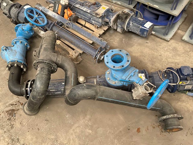 Industriële waterpomp met leidingwerk - afbeelding 6 van  11
