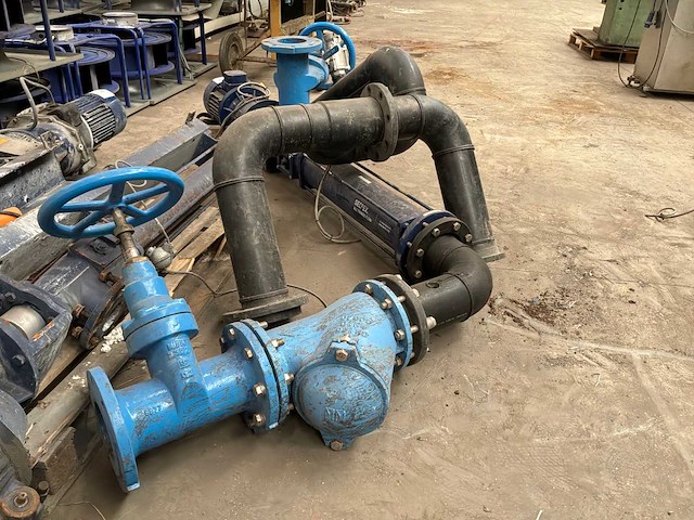 Industriële waterpomp met leidingwerk - afbeelding 7 van  11