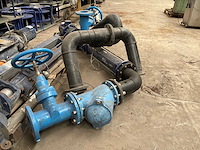 Industriële waterpomp met leidingwerk - afbeelding 7 van  11