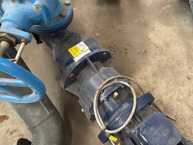 Industriële waterpomp met leidingwerk - afbeelding 9 van  11