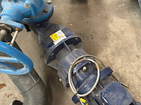 Industriële waterpomp met leidingwerk - afbeelding 9 van  11