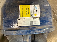 Industriële waterpomp met leidingwerk - afbeelding 11 van  11