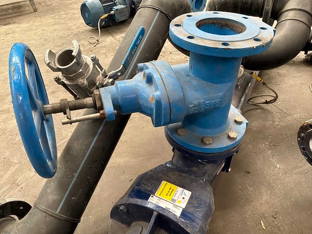 Industriële waterpomp met leidingwerk - afbeelding 10 van  11