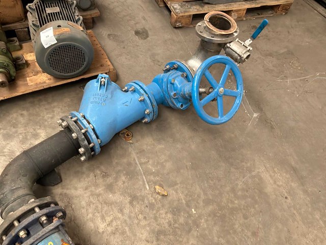 Industriële waterpomp met leidingwerk - afbeelding 2 van  10