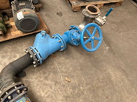 Industriële waterpomp met leidingwerk - afbeelding 2 van  10