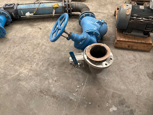 Industriële waterpomp met leidingwerk - afbeelding 3 van  10