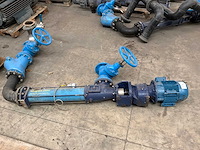 Industriële waterpomp met leidingwerk - afbeelding 4 van  10