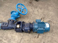 Industriële waterpomp met leidingwerk - afbeelding 9 van  10