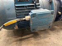 Industriële waterpomp met leidingwerk - afbeelding 10 van  10
