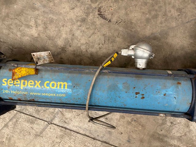 Industriële waterpomp met leidingwerk - afbeelding 8 van  10