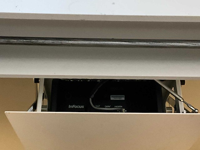 Infocus sp8602 beamer, lift en projectiescherm - afbeelding 3 van  13