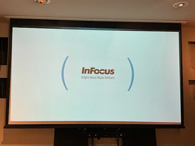 Infocus sp8602 beamer, lift en projectiescherm - afbeelding 4 van  13