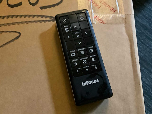 Infocus sp8602 beamer, lift en projectiescherm - afbeelding 10 van  13