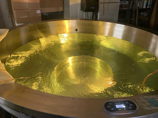 Ingebouwde jacuzzi / spa / professionele jacuzzi van geborsteld roestvrij staal – 6 zitplaatsen – verwarmd – massagejets - afbeelding 3 van  12