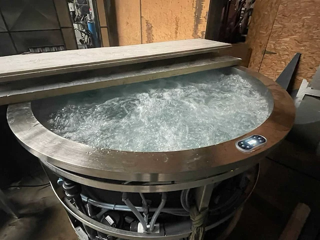 Ingebouwde jacuzzi / spa / professionele jacuzzi van geborsteld roestvrij staal – 6 zitplaatsen – verwarmd – massagejets - afbeelding 1 van  12