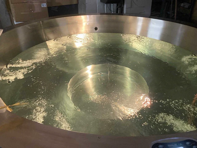 Ingebouwde jacuzzi / spa / professionele jacuzzi van geborsteld roestvrij staal – 6 zitplaatsen – verwarmd – massagejets - afbeelding 10 van  12