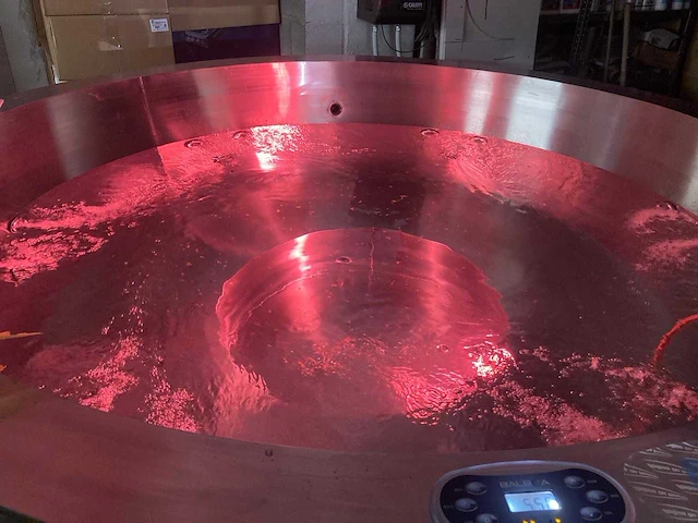 Ingebouwde jacuzzi / spa / professionele jacuzzi van geborsteld roestvrij staal – 6 zitplaatsen – verwarmd – massagejets - afbeelding 12 van  12