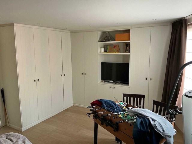 Ingebouwde wandkast + wand-hoekkast - afbeelding 10 van  13