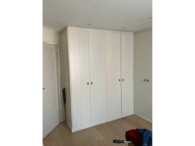 Ingebouwde wandkast + wand-hoekkast - afbeelding 11 van  13