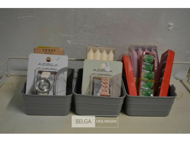 Inhoud 3 bakjes (kaarsen, boeddha beeldjes en horloges) - afbeelding 1 van  3