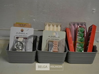 Inhoud 3 bakjes ( kaarsen , boedha beeldjes en horloges) - afbeelding 1 van  3